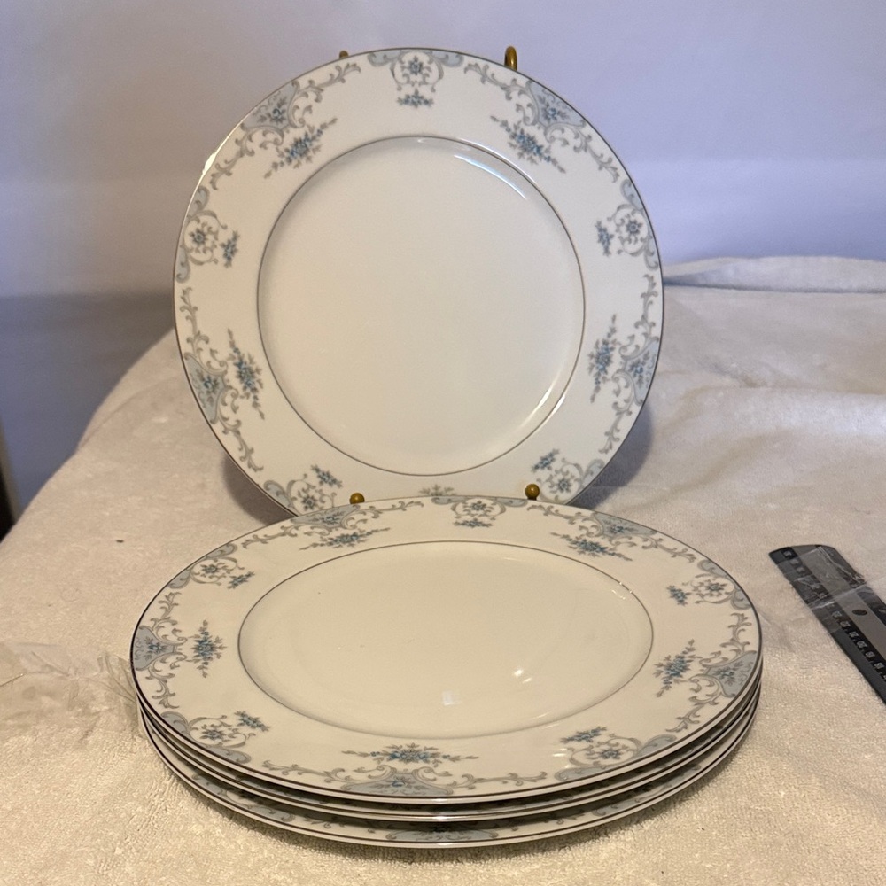 Mid-Century Fashion Royale Heirloom Porcelain 10.5" Dinner Plates set/4